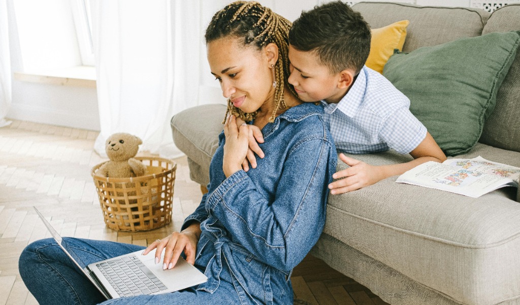 Vrouw achter de computer
